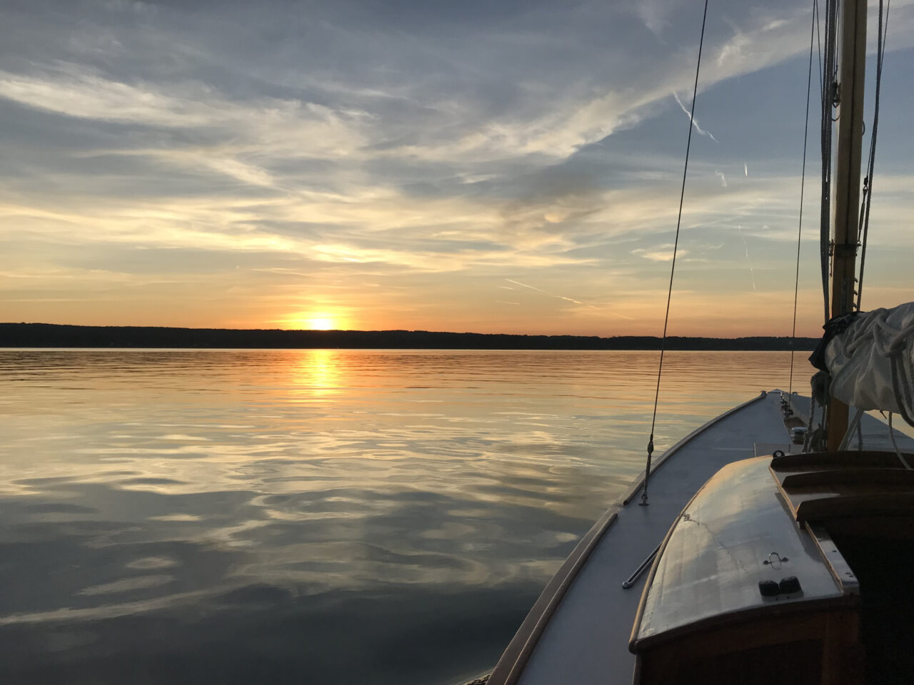 Segeln bei Sonnenuntergang